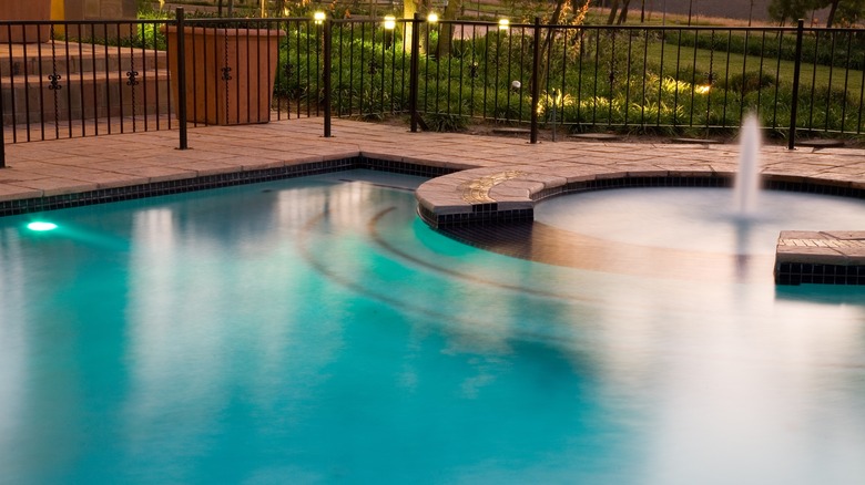 Swimming pool with fountain