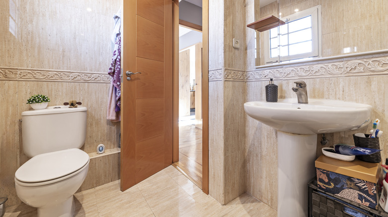 Bathroom with traditional bullnose tike