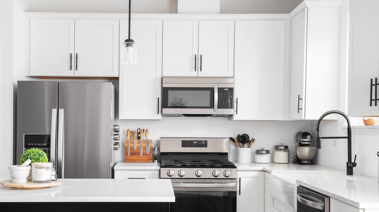 gap between kitchen and ceiling