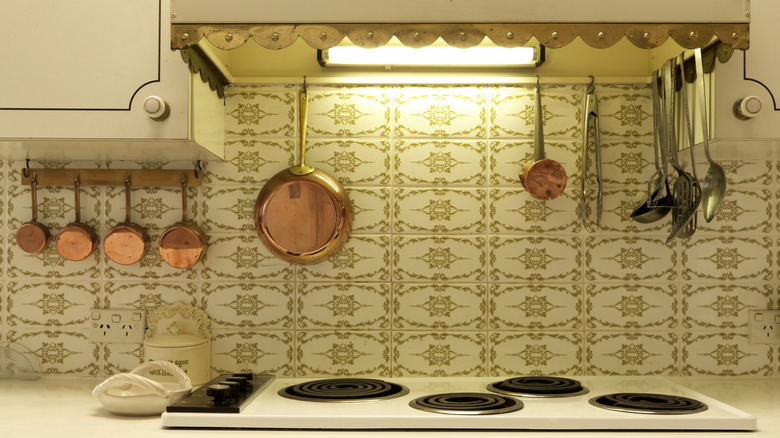 A flourescent light over a stove