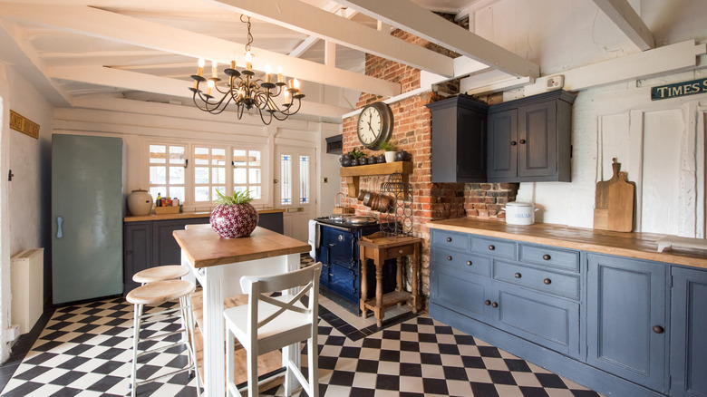 A kitchen with a hanging chandelier