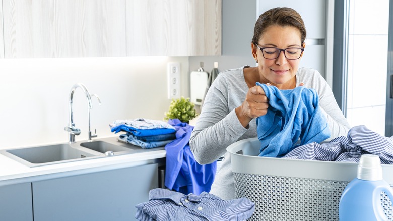 https://www.housedigest.com/img/gallery/laundry-hacks-that-will-leave-your-clothes-smelling-as-fresh-as-ever/intro-1689900835.jpg