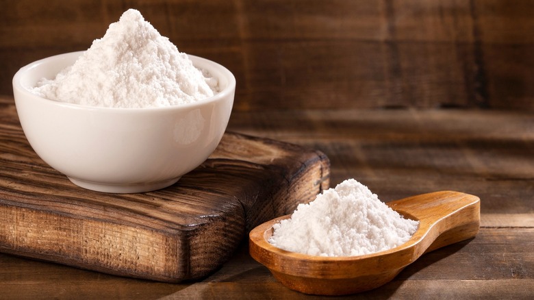 Bowl, spoon with baking soda