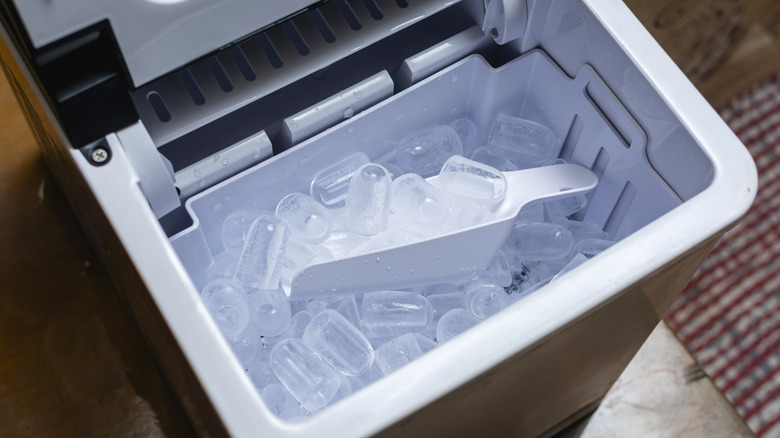 Open countertop ice maker with scoop