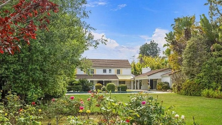 Look Around Betty Whites Home In La Thats For Sale For 10 6 Million