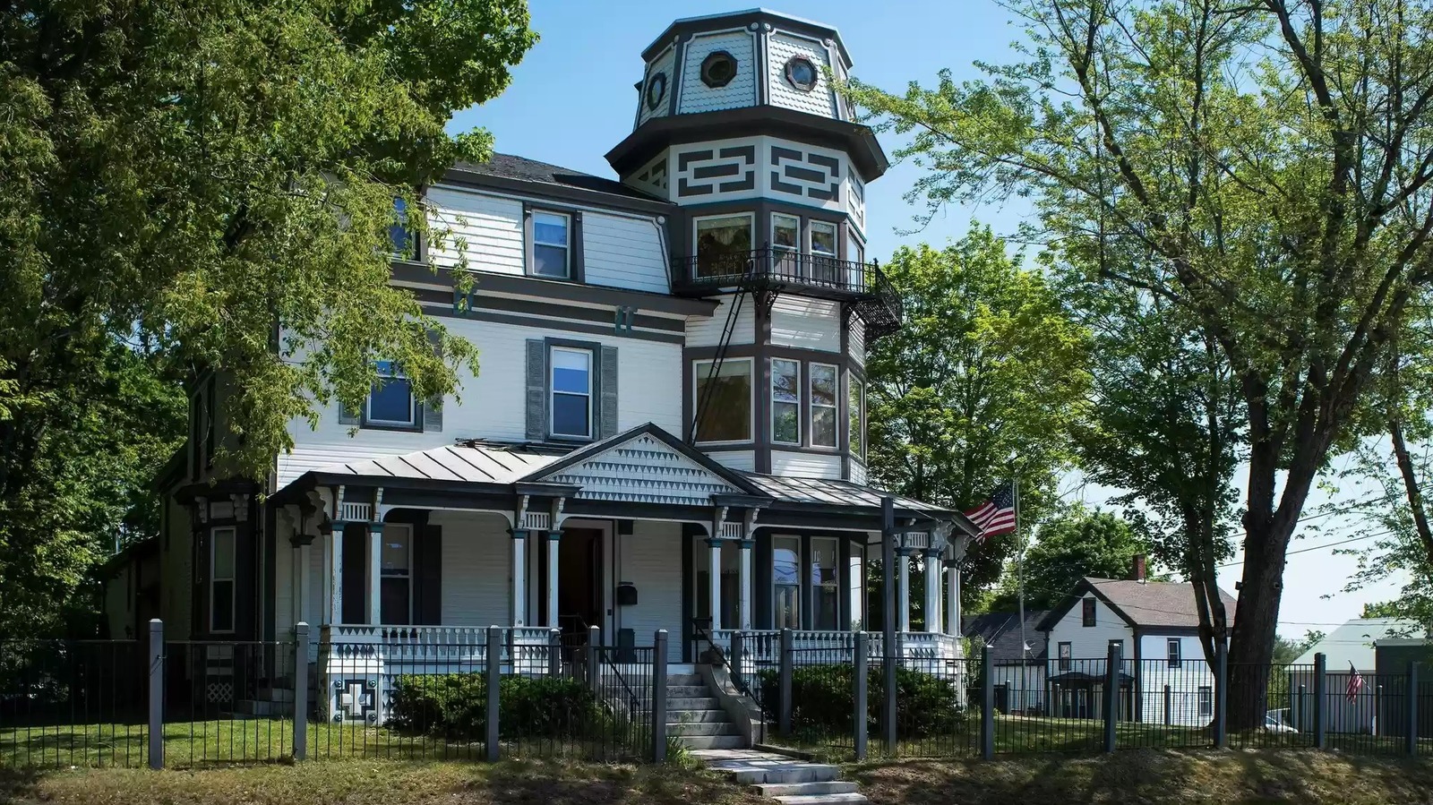 Look Inside This 7 500 Square Foot Mansion In Maine For Only 725K