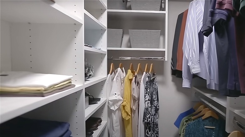 Closet shelving system