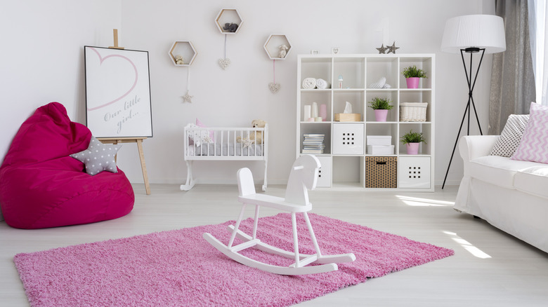 room with a pink rug