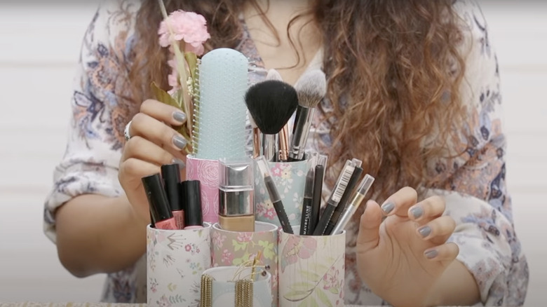 Makeup organizer made of toilet paper roll tutorial