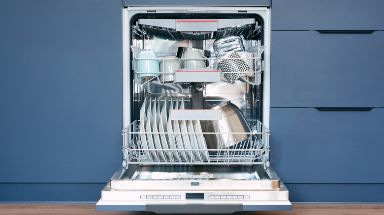 Optimized storage space in a dishwasher.