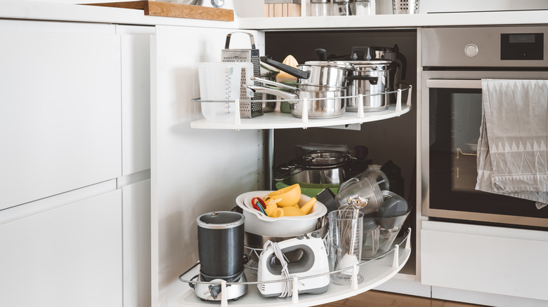 Blind kitchen corner cabinet