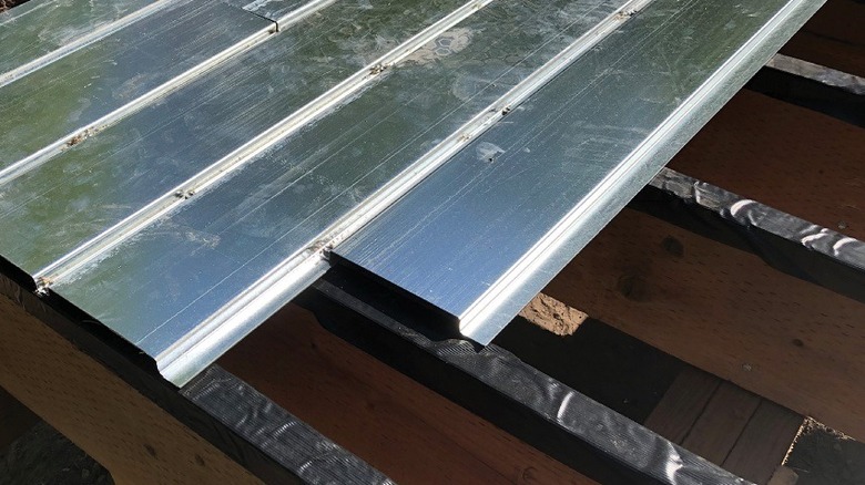 The galvanized steel planks of the Paverdeck system