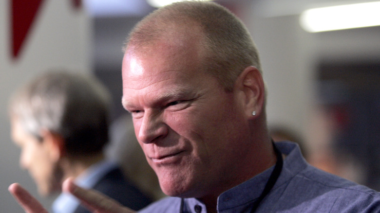 Mike Holmes pointing offscreen