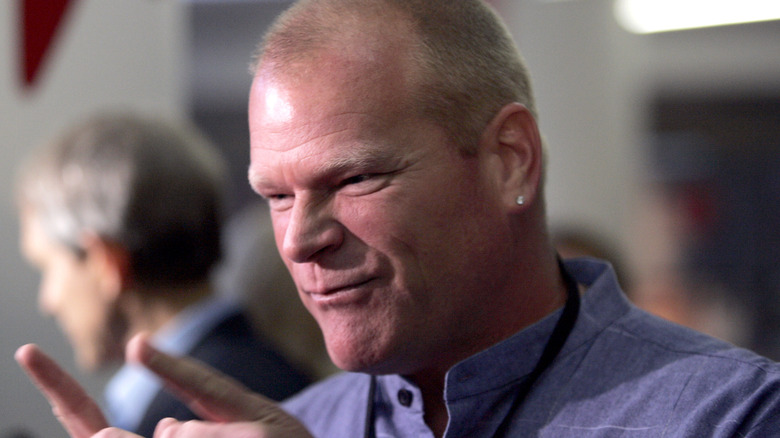 Mike Holmes pointing his fingers