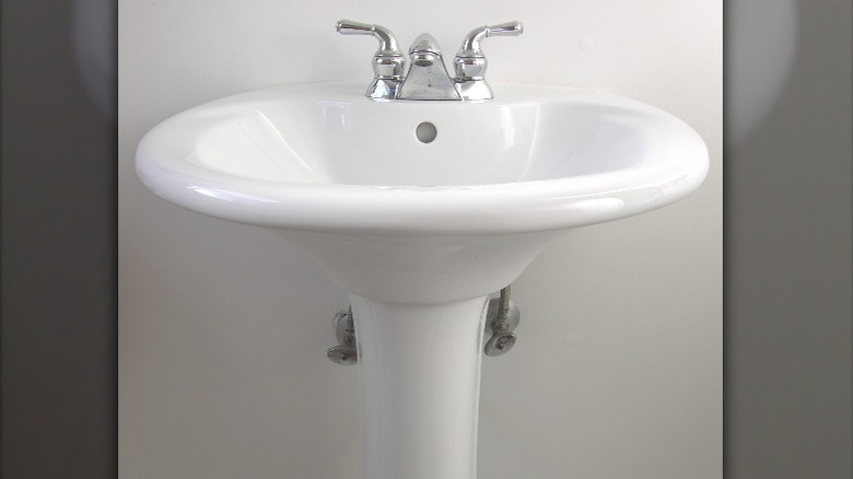 white pedestal sink 