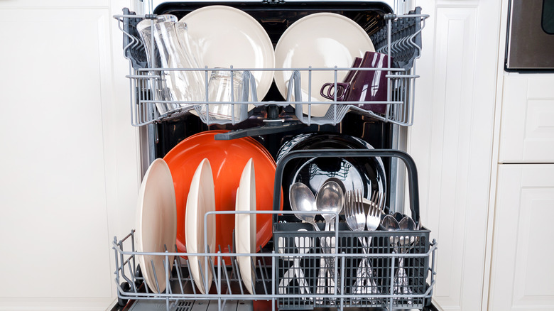 clean and dry dishes in dishwasher