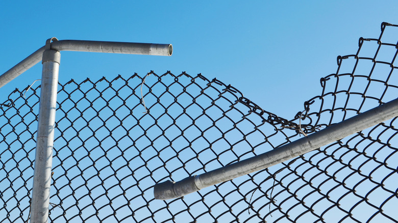 Disconnected top rail on a chain link fence