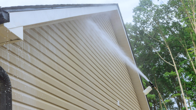 Directing pressurized water under siding panels