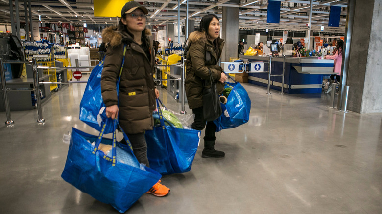 Customers with IKEA bags