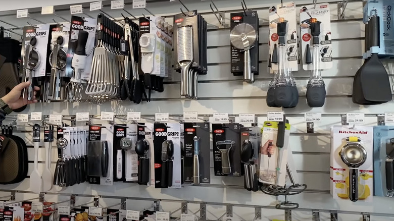 Wall of kitchen accessories 