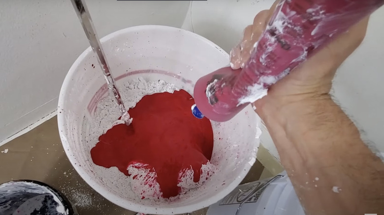 mixing red colorants in plaster