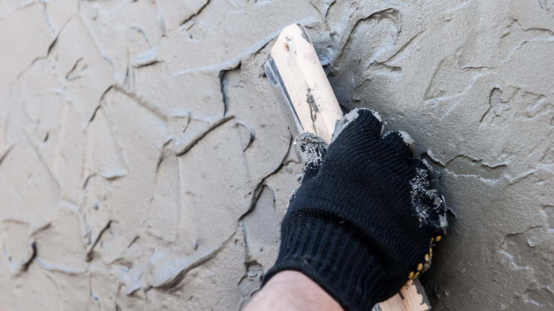 burnishing off-white plaster