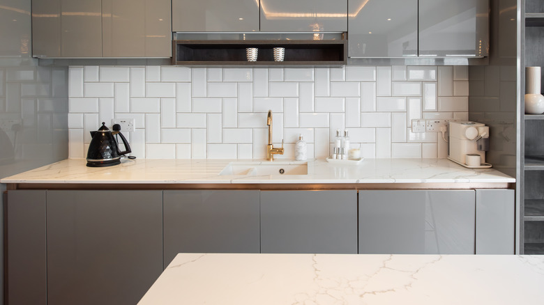 White kitchen backsplash