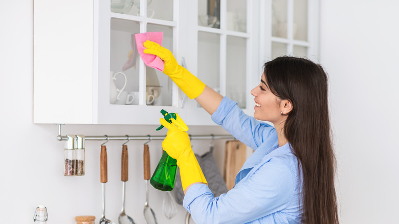 https://www.housedigest.com/img/gallery/mistakes-to-avoid-when-deep-cleaning-your-kitchen-cabinets/intro-1686590198.jpg