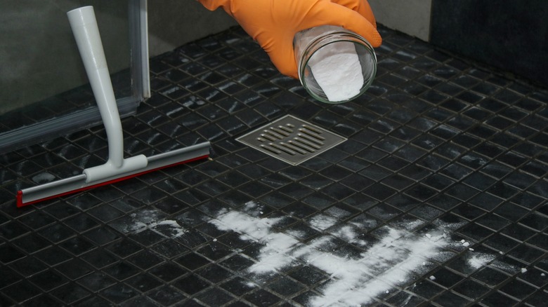 Cleaning shower with baking soda