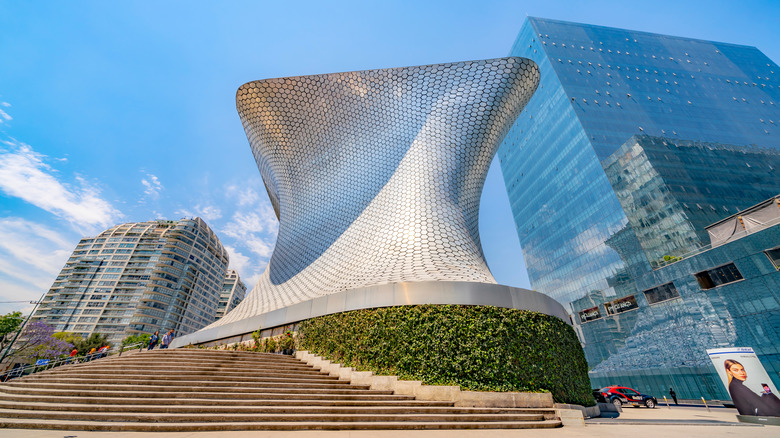 Museo Soumaya blue skies 