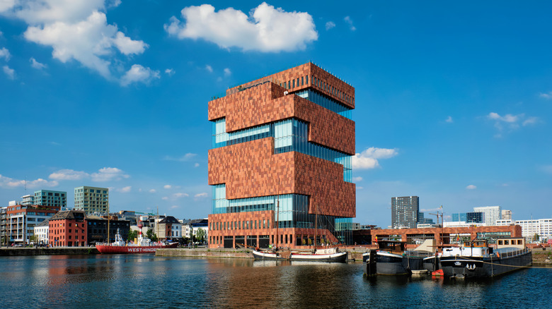 Museum aan de Stroom over water 