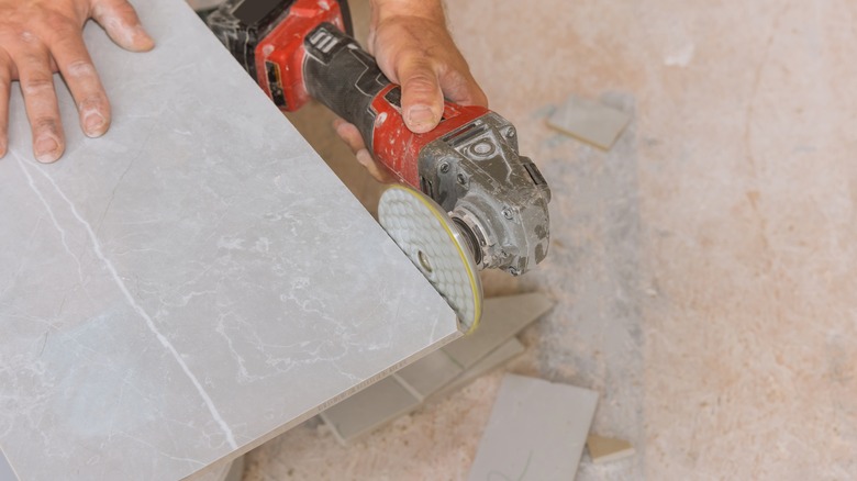 Polishing the edge of a tile