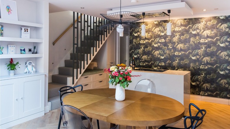 Dining room with wall paper