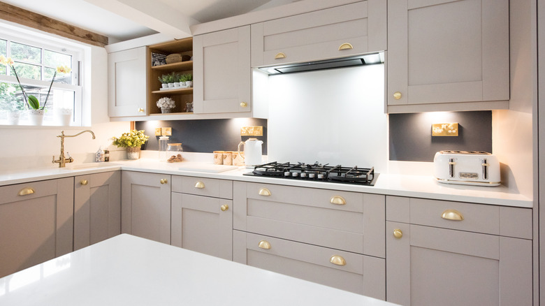 Organized kitchen countertops without clutter