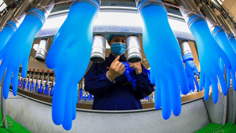 Testing the quality of nitrile gloves