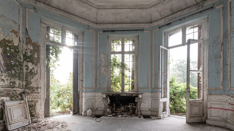 Abandoned room with fireplace