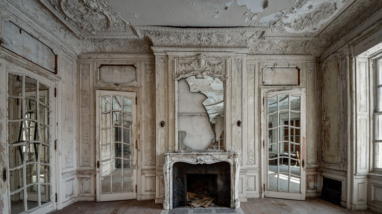 Abandoned room with mirrors