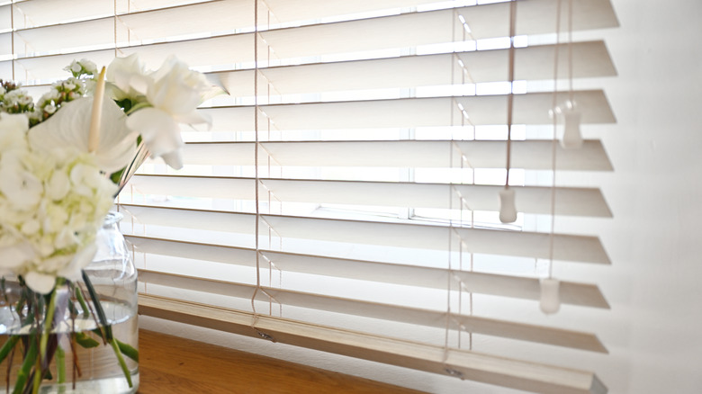 A close up of Venetian blinds