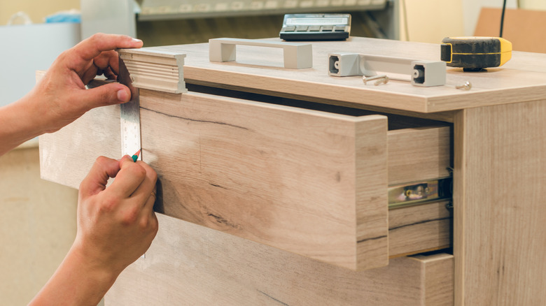 Measuring a drawer front