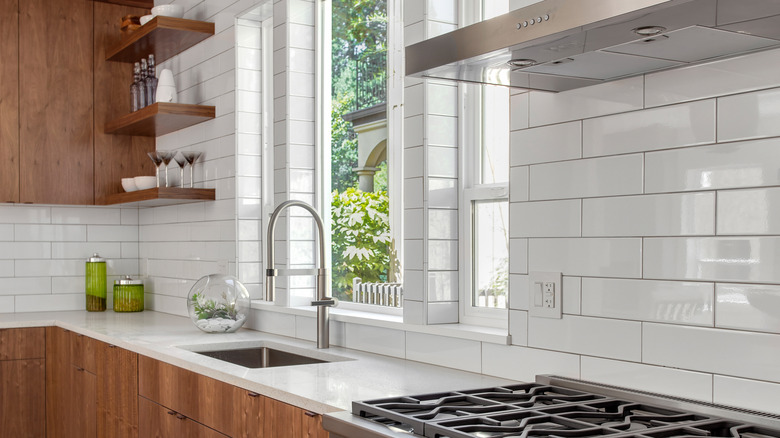 Elongated subway tile backsplash in kitchen