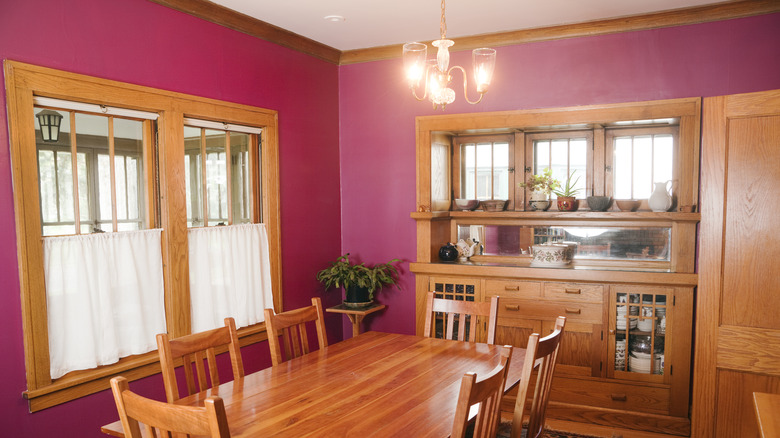 Dining room with magenta walls