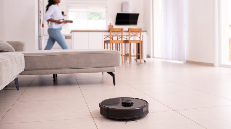 Robot vacuum cleaning tile