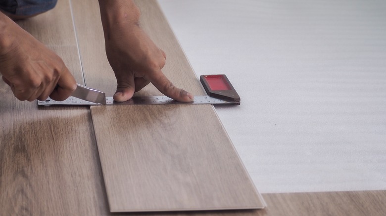 Cutting luxury vinyl flooring