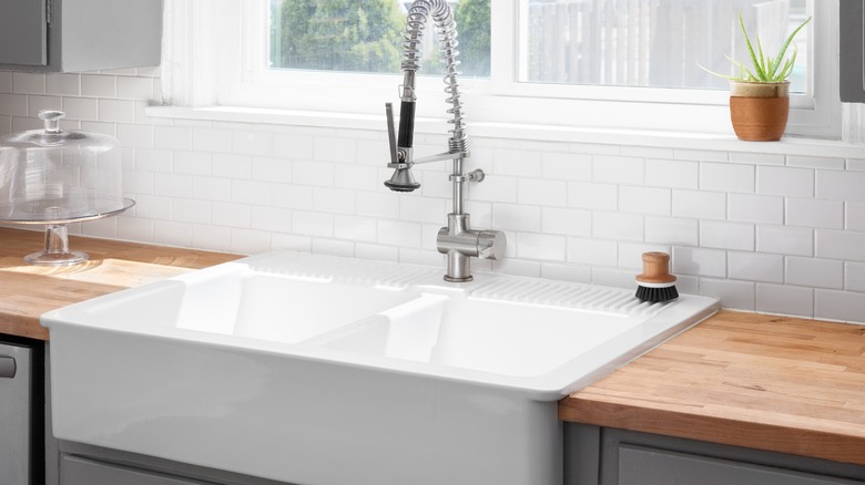 white porcelain farmhouse sink