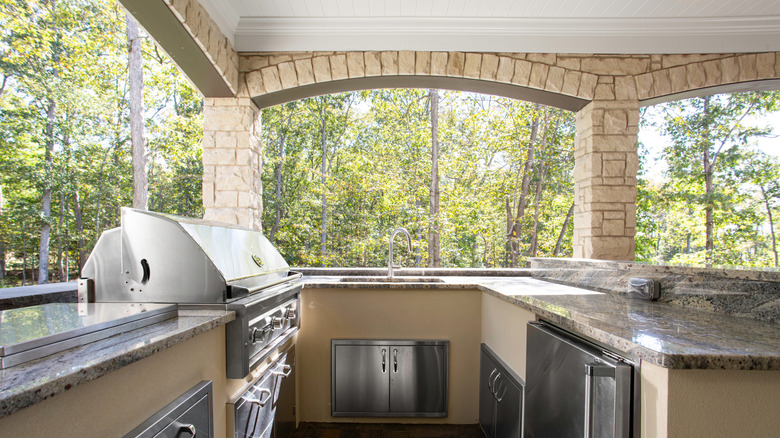 Outdoor patio kitchen with granite countertops