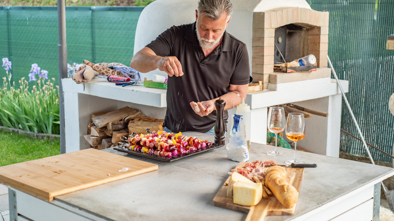 Man preapring food pizza oven