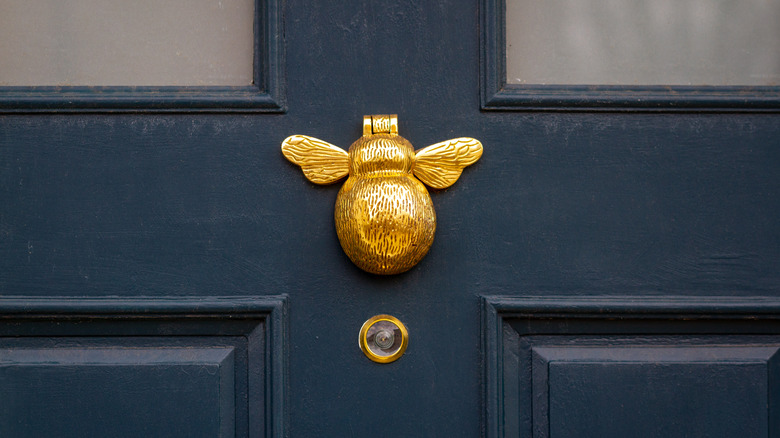 Metal bee knocker