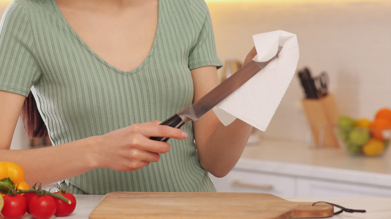Cleaning knife with paper towel