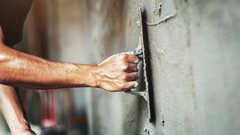 plastering walls using tool