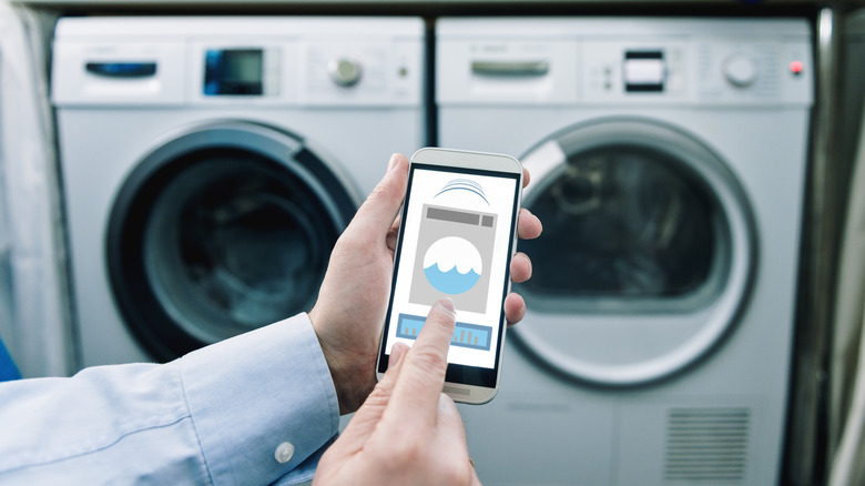 smartphone controlling washer/dryer